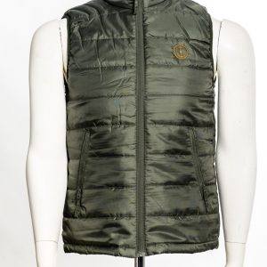 Chaleco acolchado con relleno tacto pluma. Cremalleras invertidas a tono con protector de barbilla y tirador. Dos bolsillos laterales con cremalleras. Ribete elástico en bajo y sisas. Forro interior a contraste. Prenda ligera y plegable. Incluye bolsa de transporte.