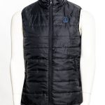 Chaleco acolchado con relleno tacto pluma. Cremalleras invertidas a tono con protector de barbilla y tirador. Dos bolsillos laterales con cremalleras. Ribete elástico en bajo y sisas. Forro interior a contraste. Prenda ligera y plegable. Incluye bolsa de transporte.